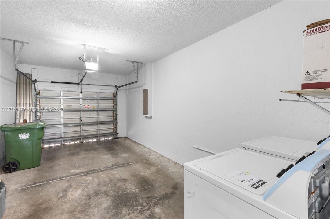 For Sale: $449,000 (2 beds, 2 baths, 1131 Square Feet)