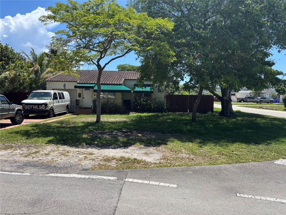 For Sale: $419,000 (2 beds, 1 baths, 1104 Square Feet)