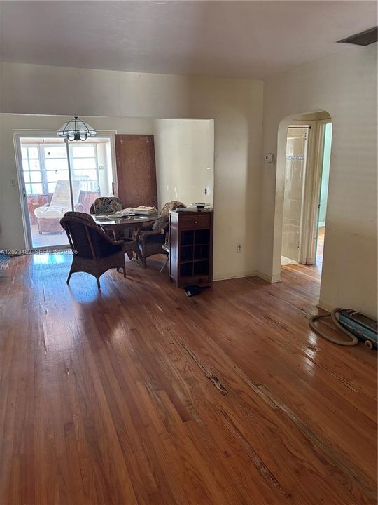 For Sale: $419,000 (2 beds, 1 baths, 1104 Square Feet)