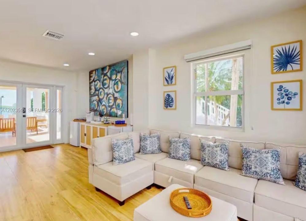 For Sale: $2,500,000 (3 beds, 2 baths, 1100 Square Feet)
