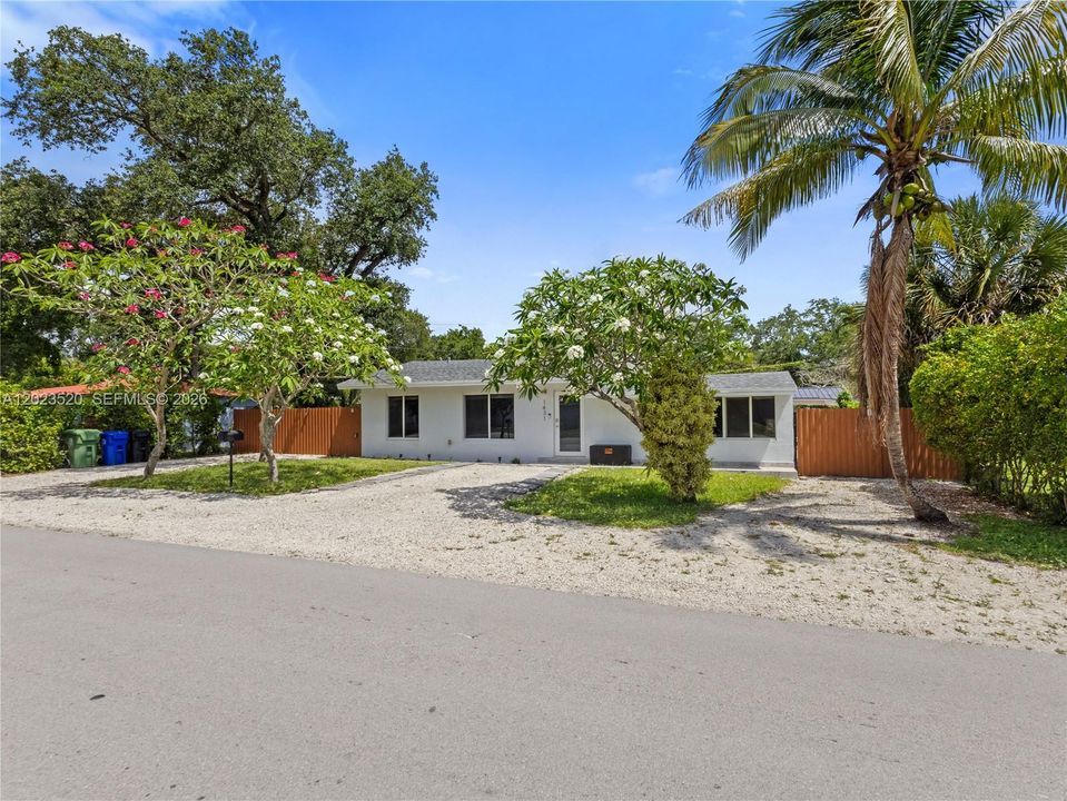 For Rent: $4,500 (3 beds, 2 baths, 968 Square Feet)
