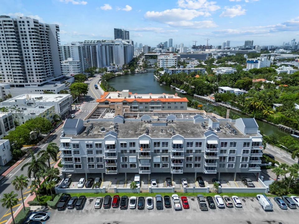 For Sale: $475,000 (2 beds, 2 baths, 1020 Square Feet)