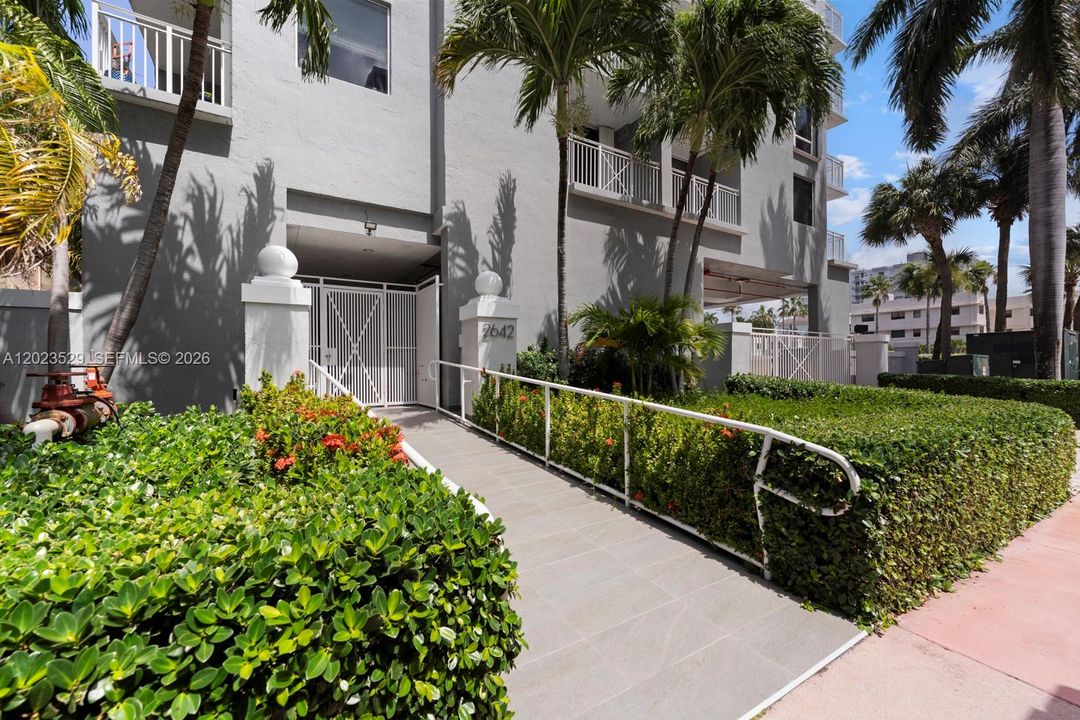 For Sale: $475,000 (2 beds, 2 baths, 1020 Square Feet)