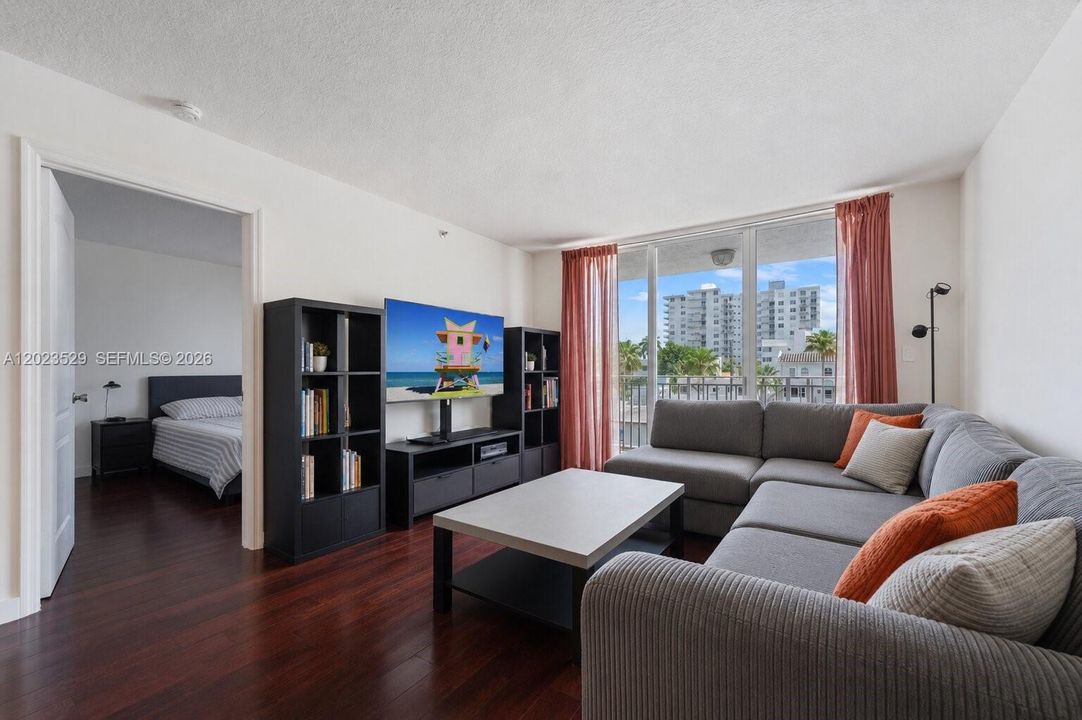 For Sale: $475,000 (2 beds, 2 baths, 1020 Square Feet)