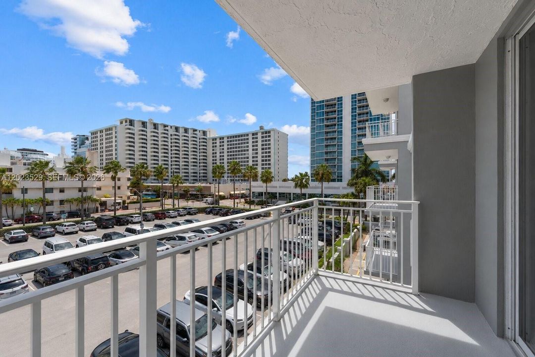 For Sale: $475,000 (2 beds, 2 baths, 1020 Square Feet)
