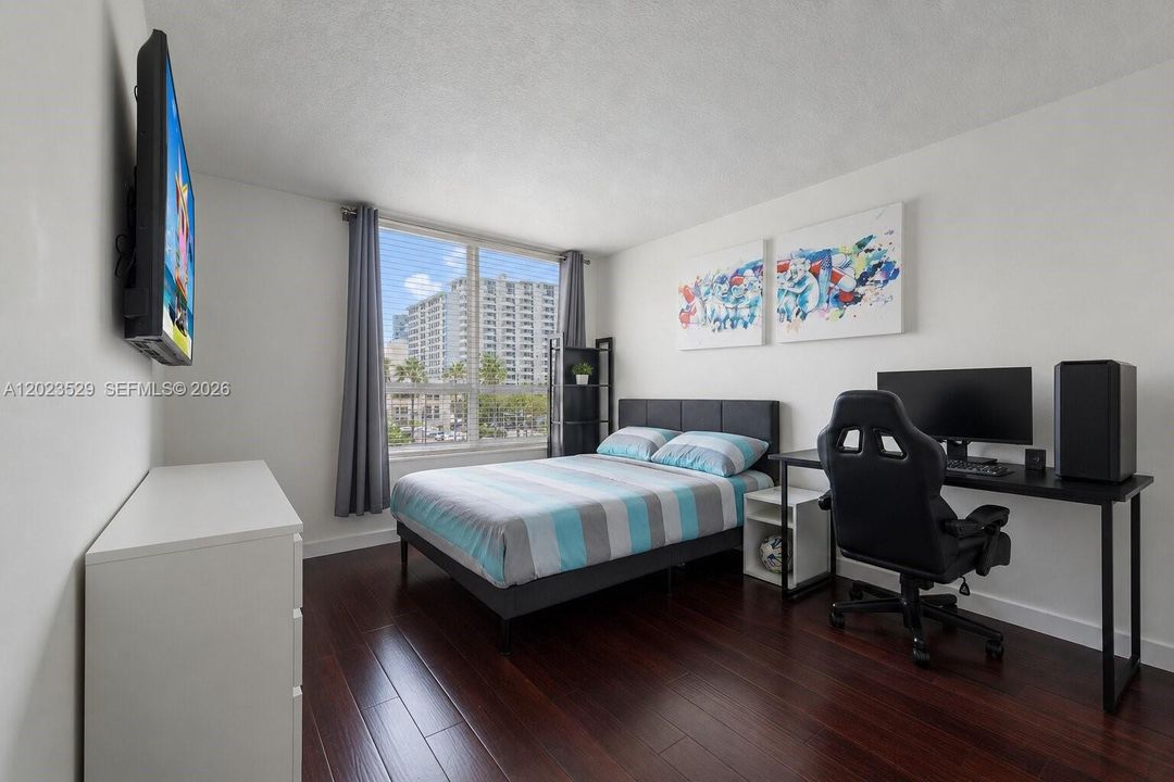 For Sale: $475,000 (2 beds, 2 baths, 1020 Square Feet)