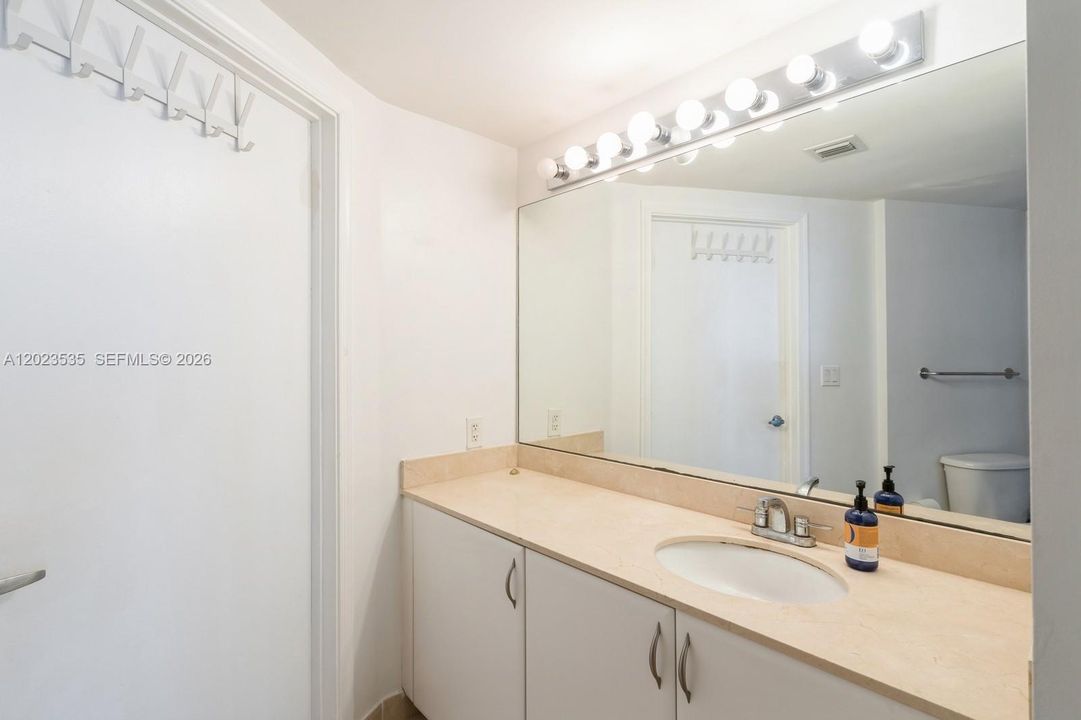 En Venta: $555,000 (2 camas, 2 baños, 1048 Pies cuadrados)