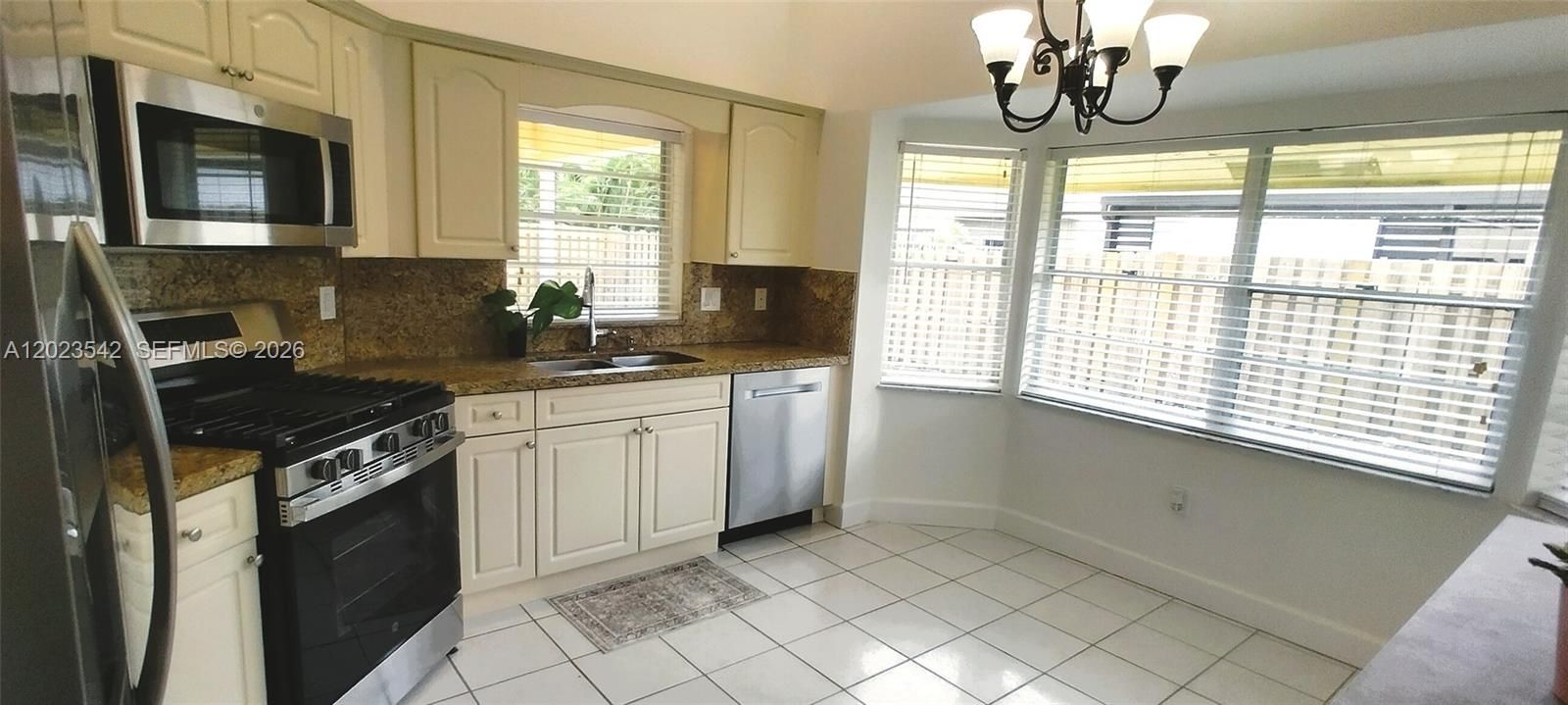 For Rent: $3,700 (3 beds, 2 baths, 1382 Square Feet)