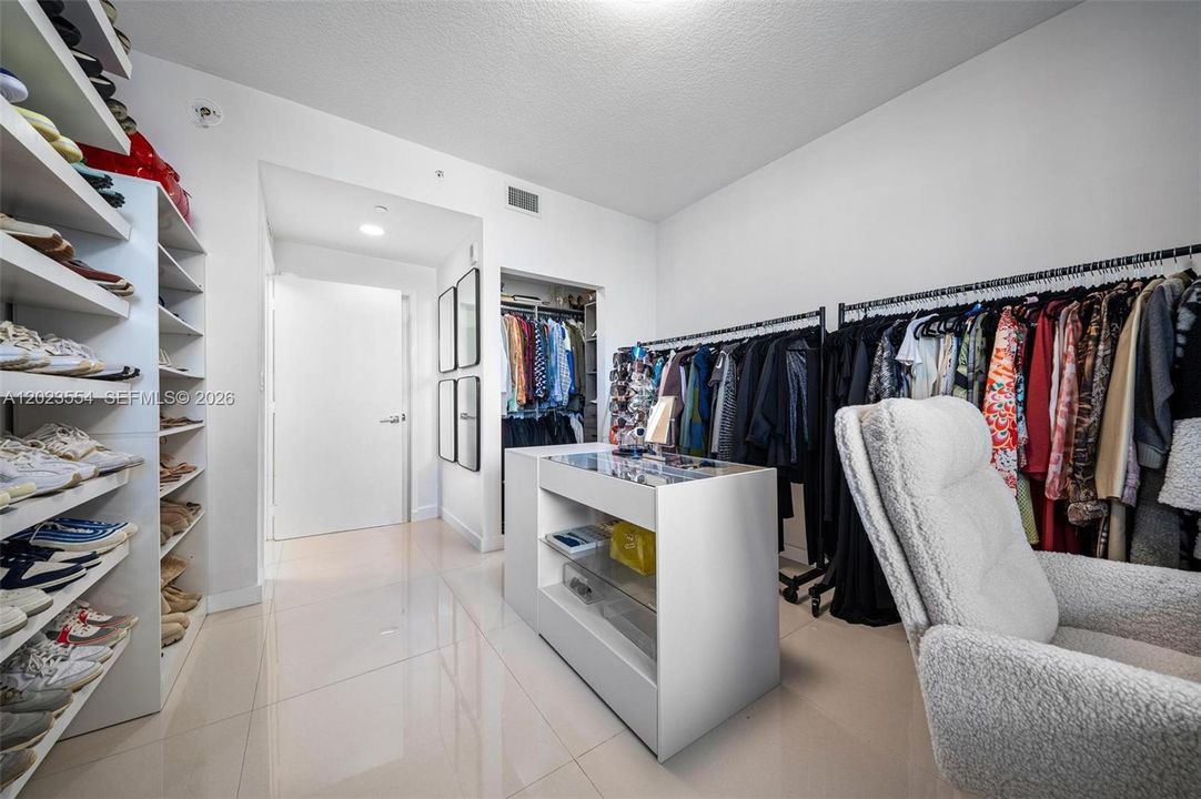 For Sale: $830,000 (3 beds, 3 baths, 1432 Square Feet)