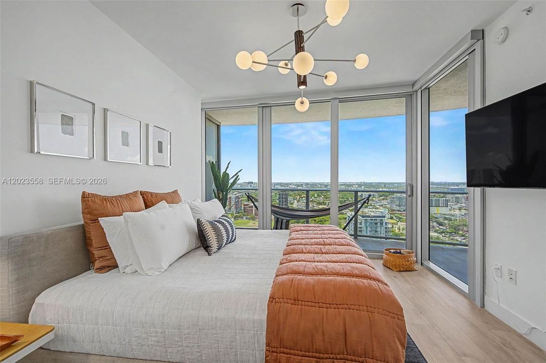 For Sale: $775,000 (2 beds, 2 baths, 1178 Square Feet)