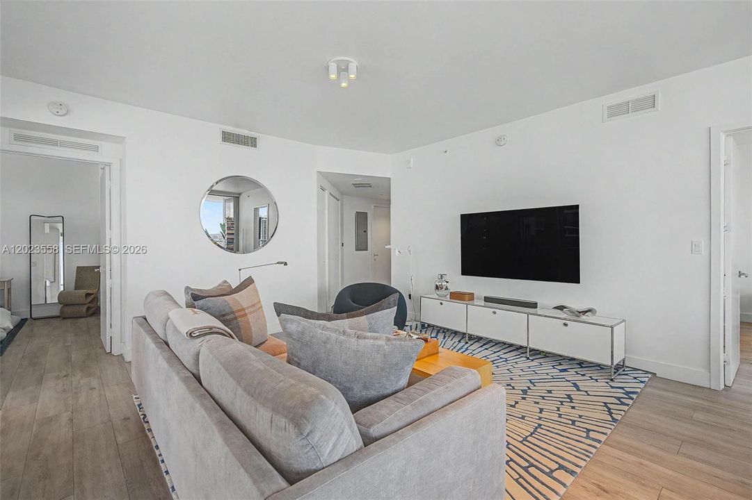 For Sale: $775,000 (2 beds, 2 baths, 1178 Square Feet)