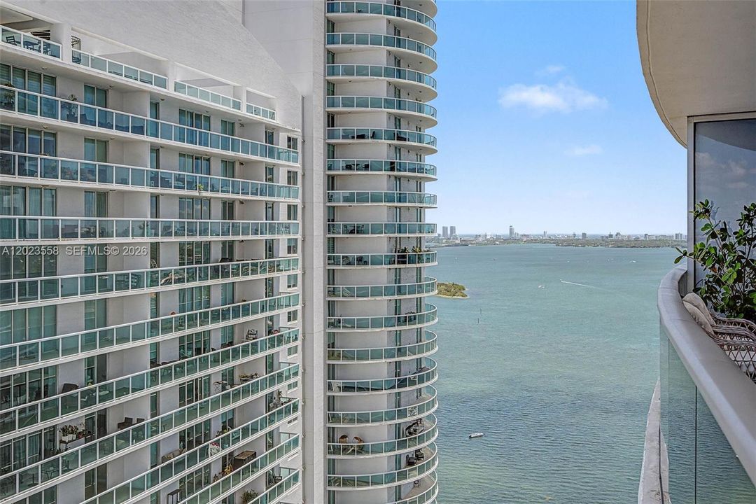 For Sale: $775,000 (2 beds, 2 baths, 1178 Square Feet)