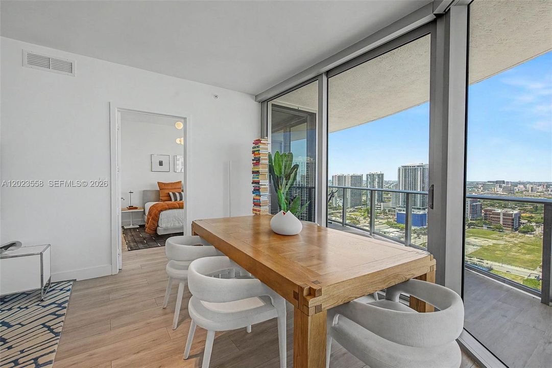 For Sale: $775,000 (2 beds, 2 baths, 1178 Square Feet)