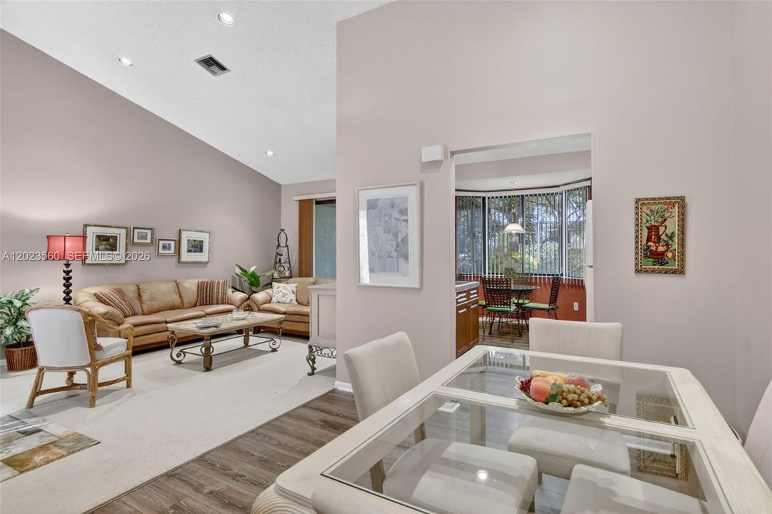 En Venta: $417,900 (2 camas, 2 baños, 1211 Pies cuadrados)