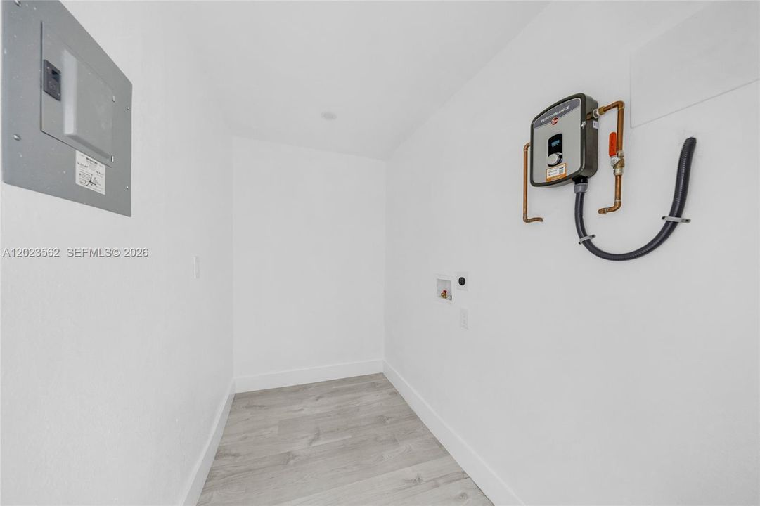 For Rent: $1,900 (2 beds, 1 baths, 1150 Square Feet)