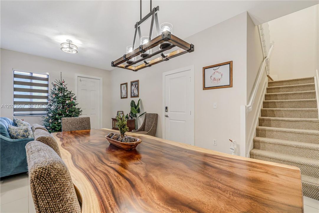 For Sale: $525,000 (3 beds, 2 baths, 1660 Square Feet)