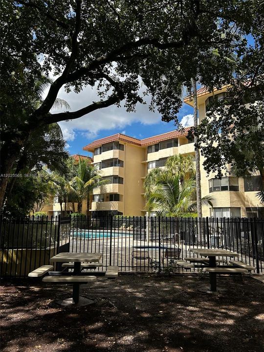 For Rent: $2,100 (2 beds, 2 baths, 970 Square Feet)