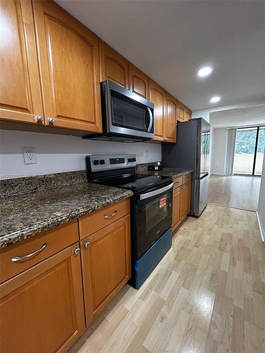 For Rent: $2,100 (2 beds, 2 baths, 970 Square Feet)