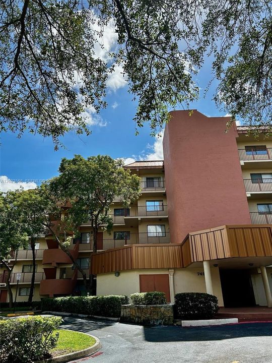 For Rent: $2,100 (2 beds, 2 baths, 970 Square Feet)