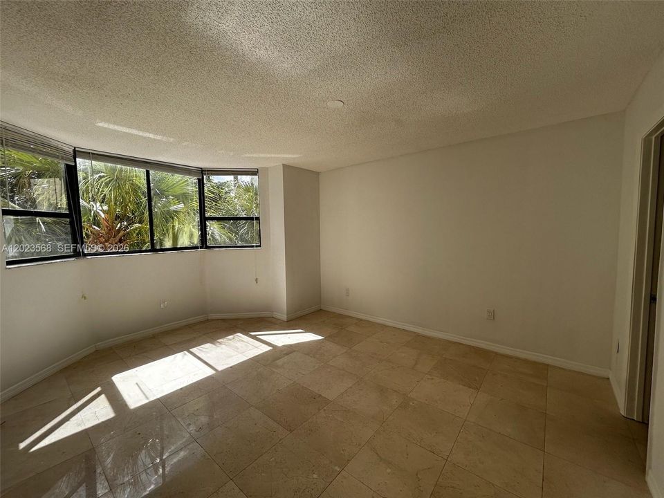 For Rent: $2,100 (2 beds, 2 baths, 970 Square Feet)