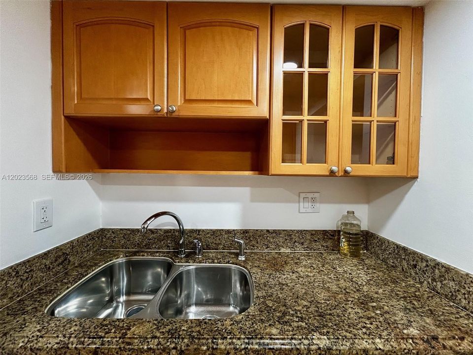 For Rent: $2,100 (2 beds, 2 baths, 970 Square Feet)