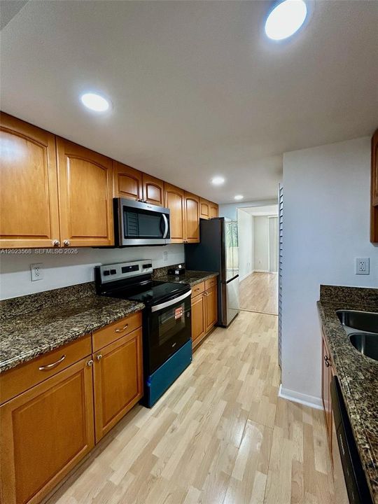 For Rent: $2,100 (2 beds, 2 baths, 970 Square Feet)
