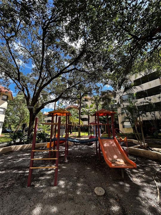 For Rent: $2,100 (2 beds, 2 baths, 970 Square Feet)
