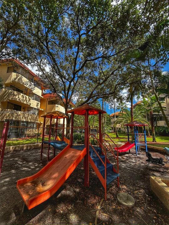 For Rent: $2,100 (2 beds, 2 baths, 970 Square Feet)