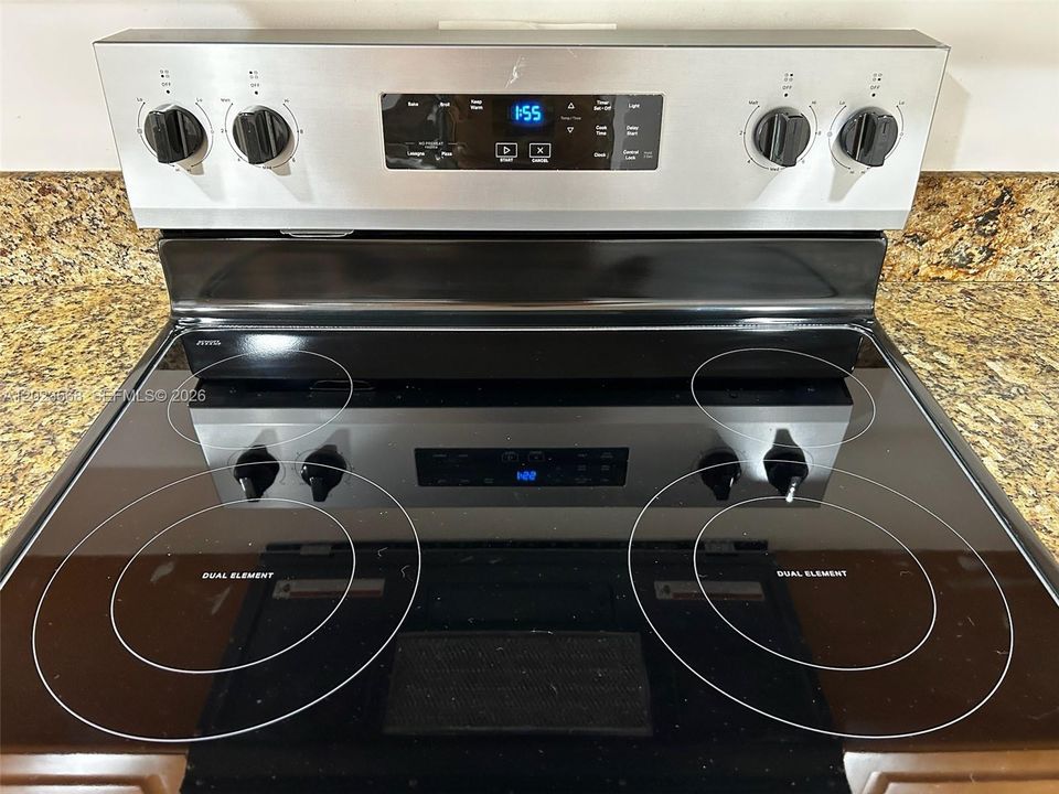 For Rent: $2,100 (2 beds, 2 baths, 970 Square Feet)