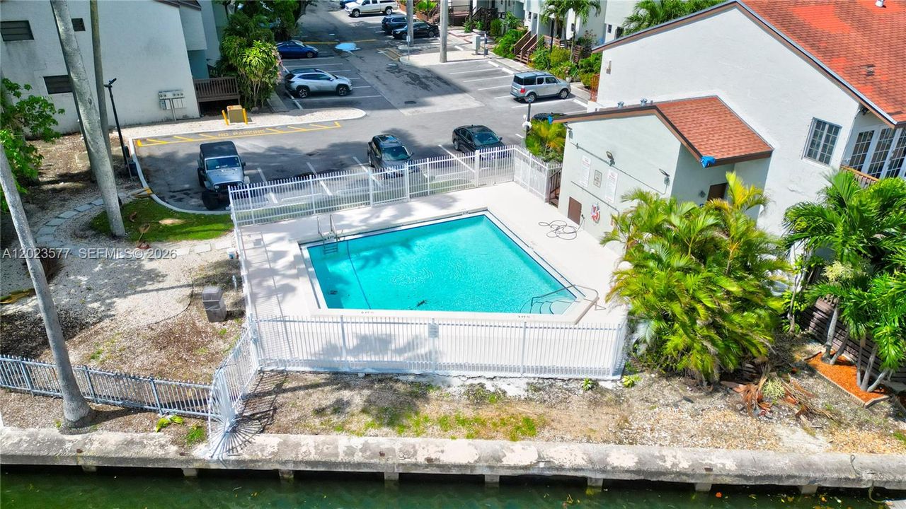 For Sale: $405,000 (2 beds, 1 baths, 1000 Square Feet)