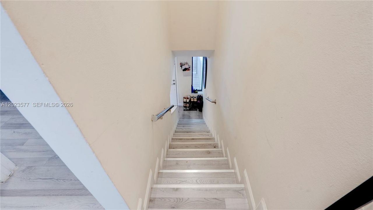 For Sale: $405,000 (2 beds, 1 baths, 1000 Square Feet)