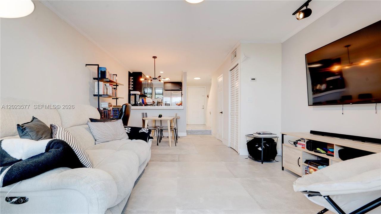 For Sale: $405,000 (2 beds, 1 baths, 1000 Square Feet)