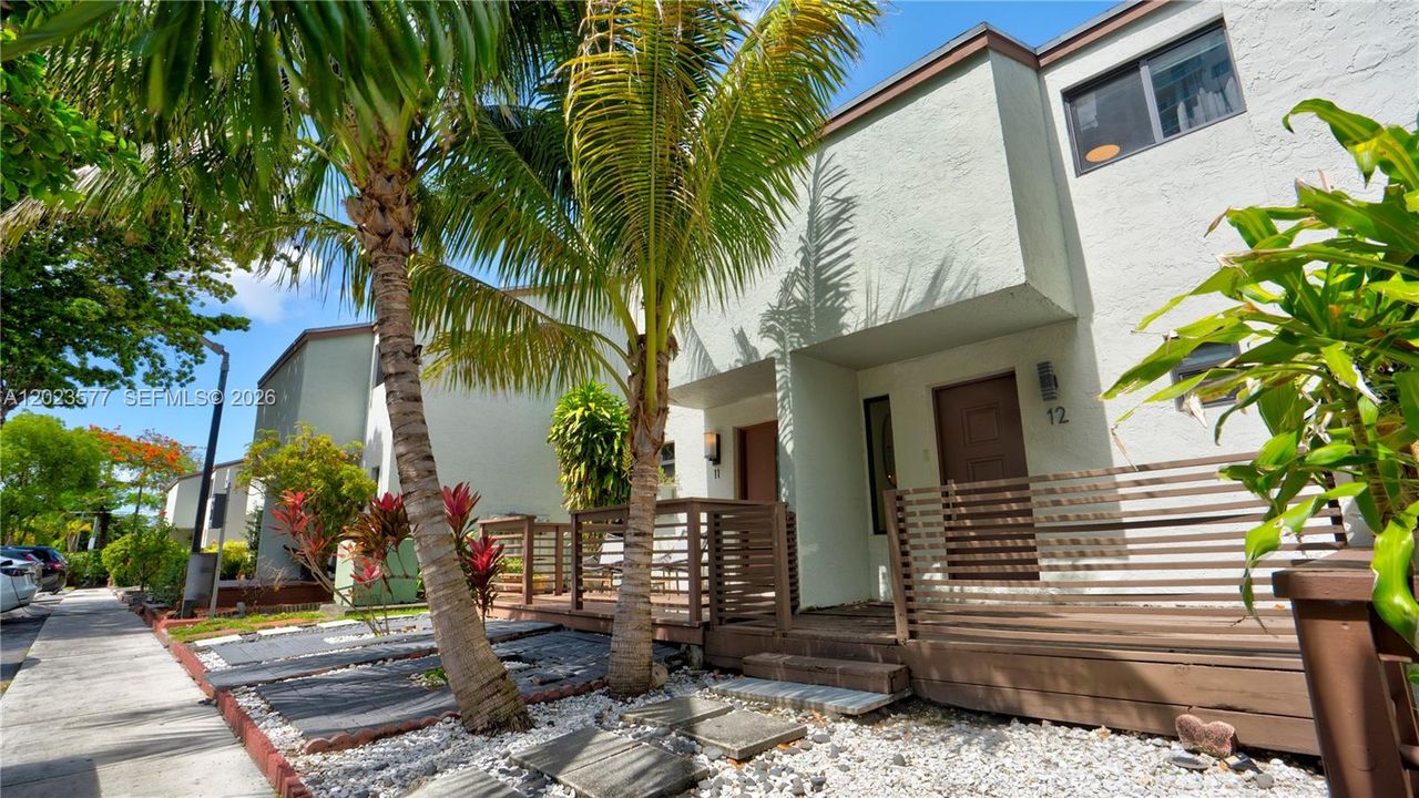 For Sale: $405,000 (2 beds, 1 baths, 1000 Square Feet)