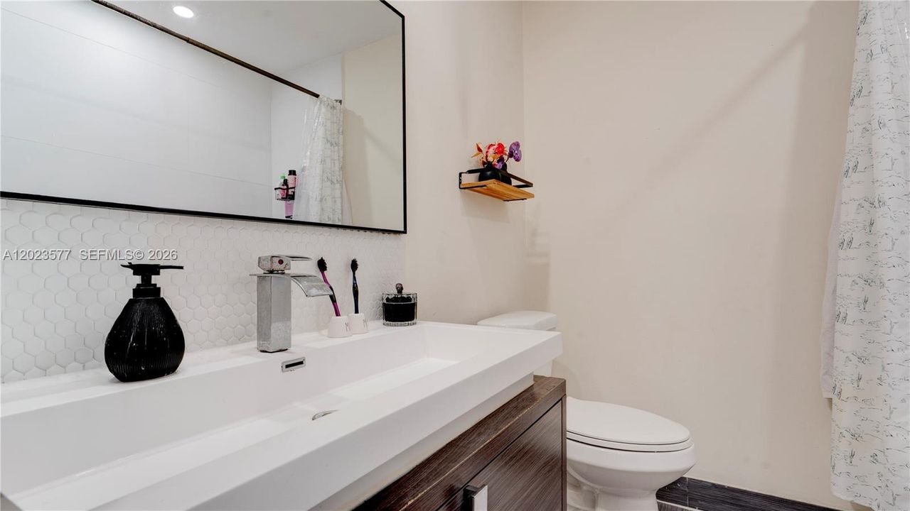 For Sale: $405,000 (2 beds, 1 baths, 1000 Square Feet)