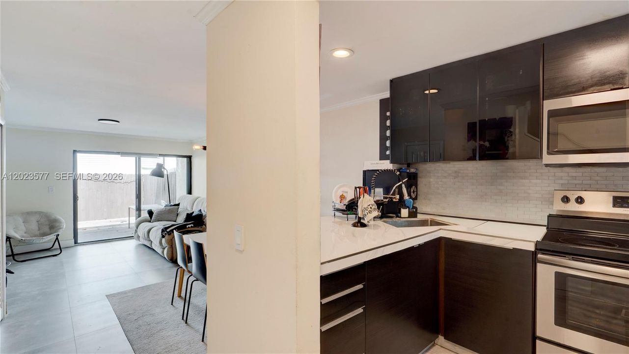 For Sale: $405,000 (2 beds, 1 baths, 1000 Square Feet)
