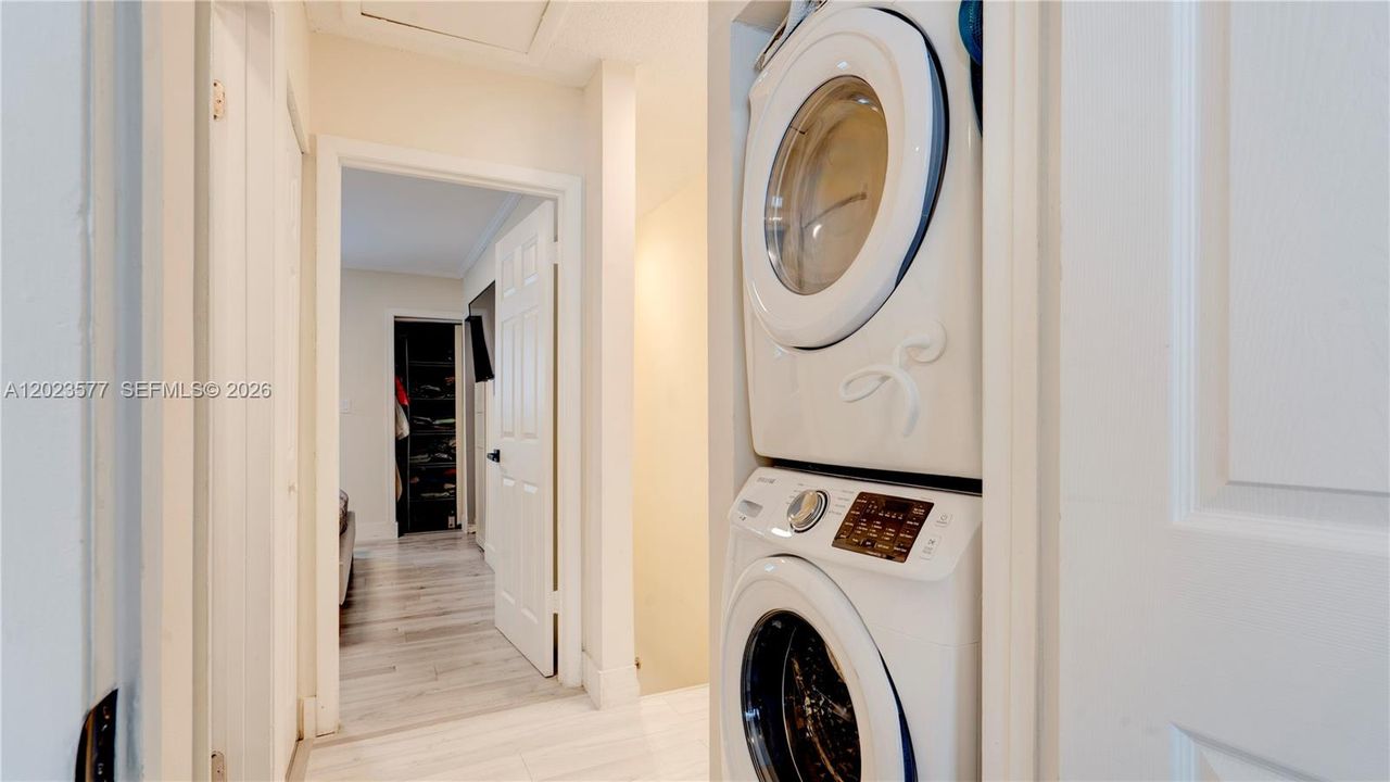 For Sale: $405,000 (2 beds, 1 baths, 1000 Square Feet)