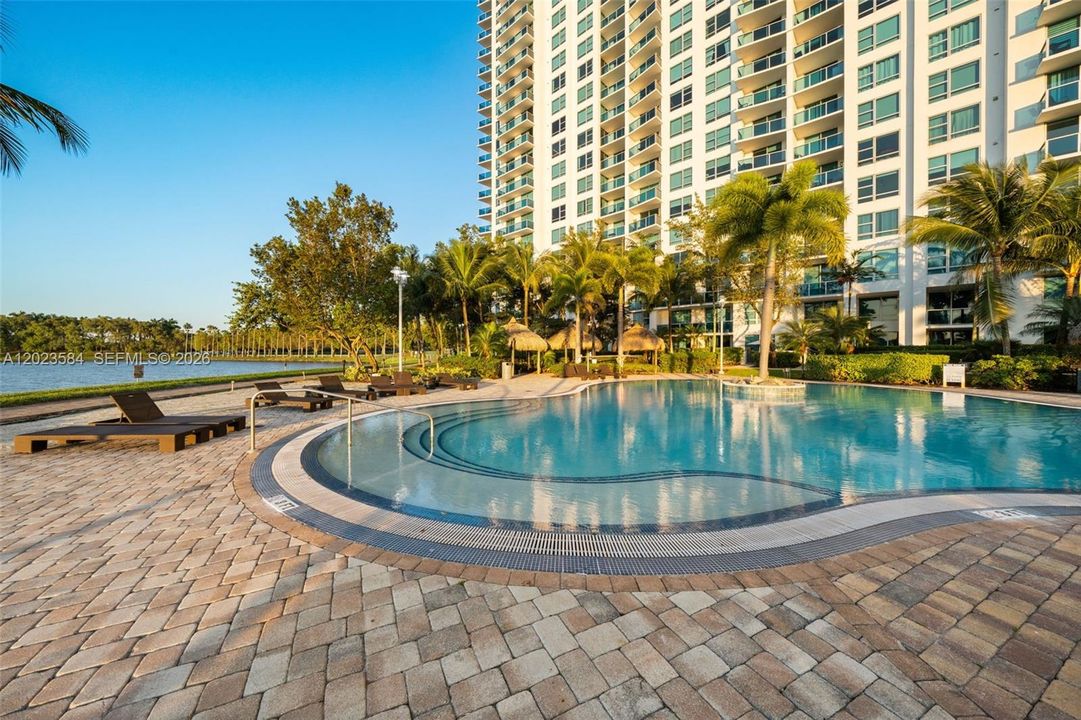 For Sale: $330,000 (2 beds, 2 baths, 1165 Square Feet)