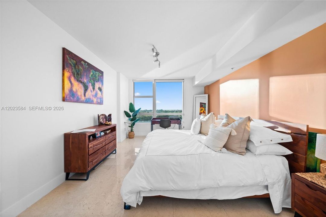 For Sale: $330,000 (2 beds, 2 baths, 1165 Square Feet)