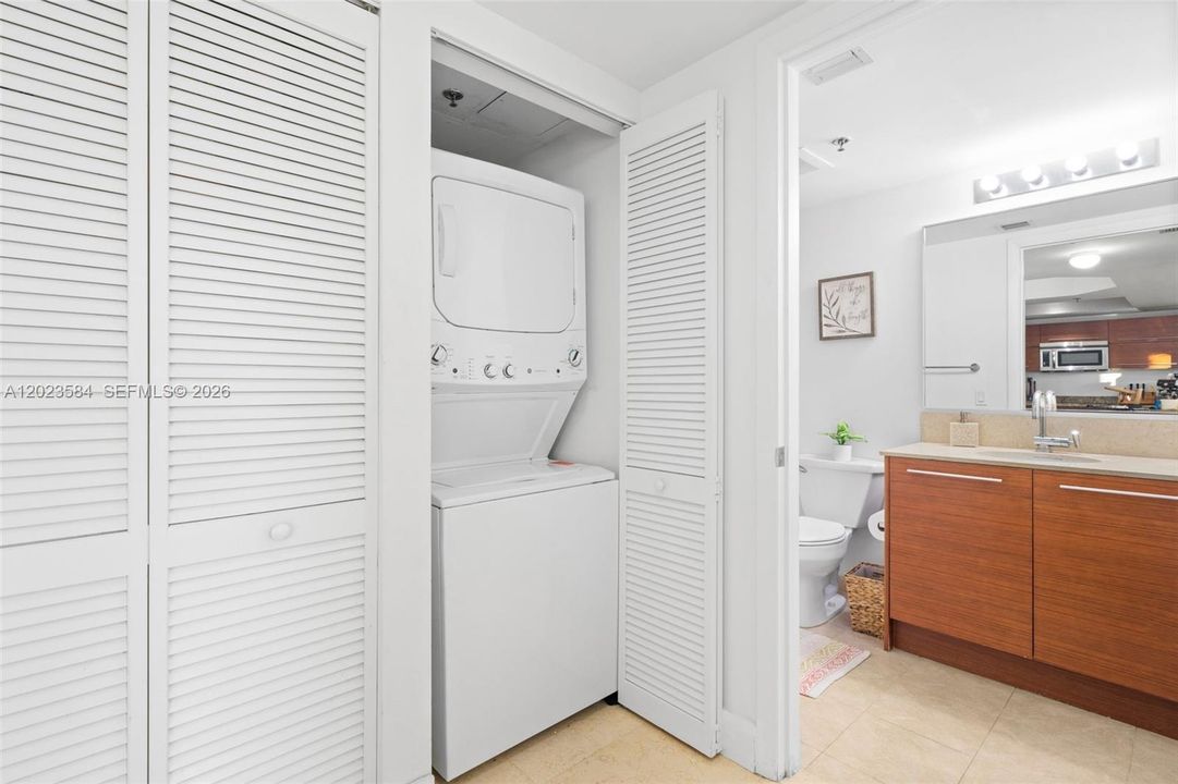 For Sale: $330,000 (2 beds, 2 baths, 1165 Square Feet)