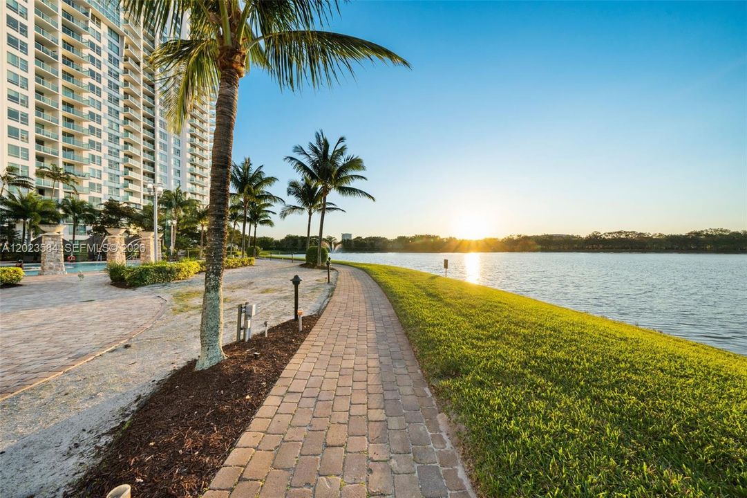 For Sale: $330,000 (2 beds, 2 baths, 1165 Square Feet)