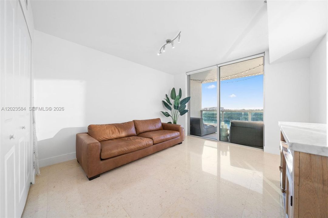 For Sale: $330,000 (2 beds, 2 baths, 1165 Square Feet)