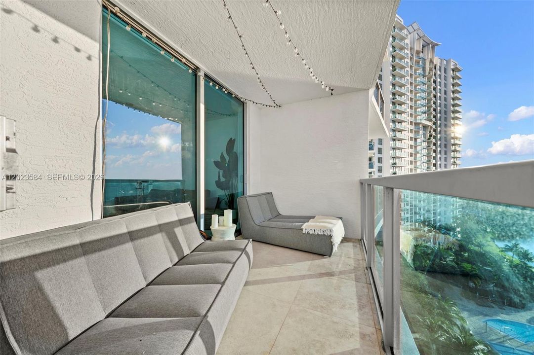 For Sale: $330,000 (2 beds, 2 baths, 1165 Square Feet)