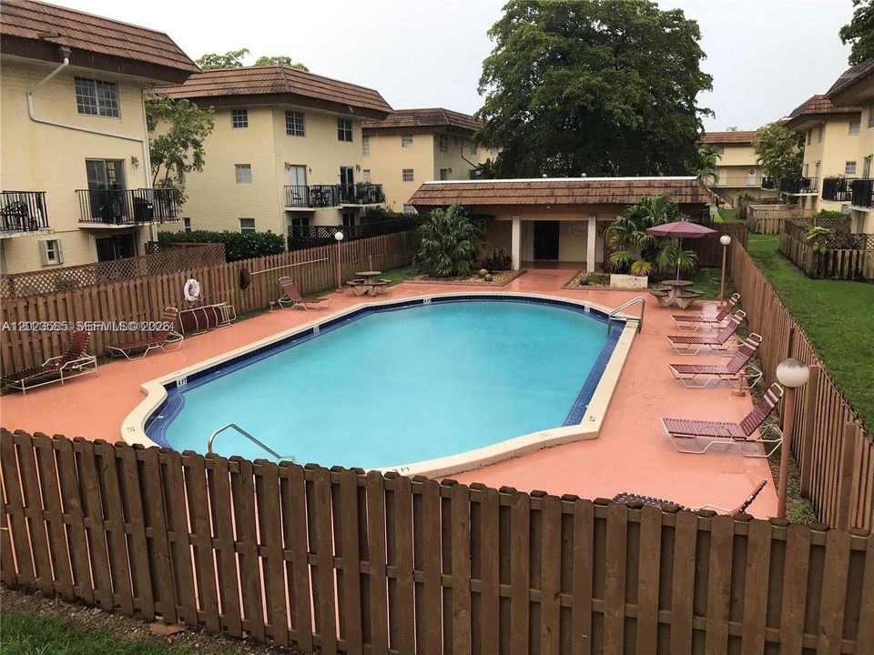 For Sale: $249,900 (2 beds, 2 baths, 945 Square Feet)
