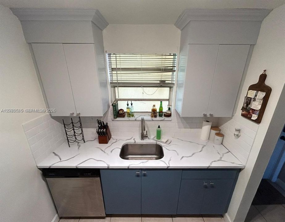 For Sale: $249,900 (2 beds, 2 baths, 945 Square Feet)