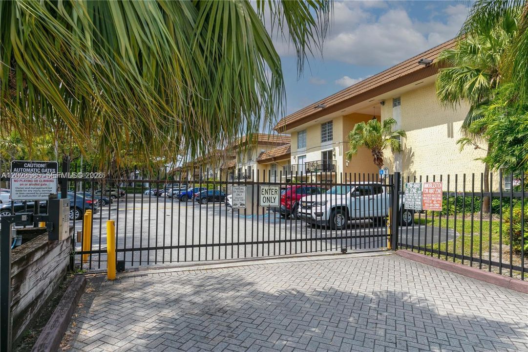 For Sale: $249,900 (2 beds, 2 baths, 945 Square Feet)