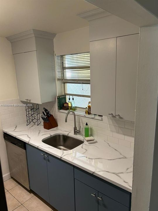 For Sale: $249,900 (2 beds, 2 baths, 945 Square Feet)