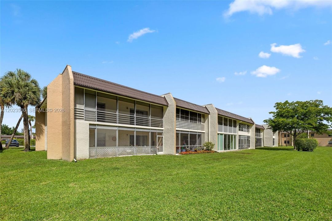 For Sale: $149,975 (2 beds, 2 baths, 1096 Square Feet)