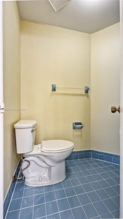 For Sale: $305,000 (1 beds, 1 baths, 846 Square Feet)