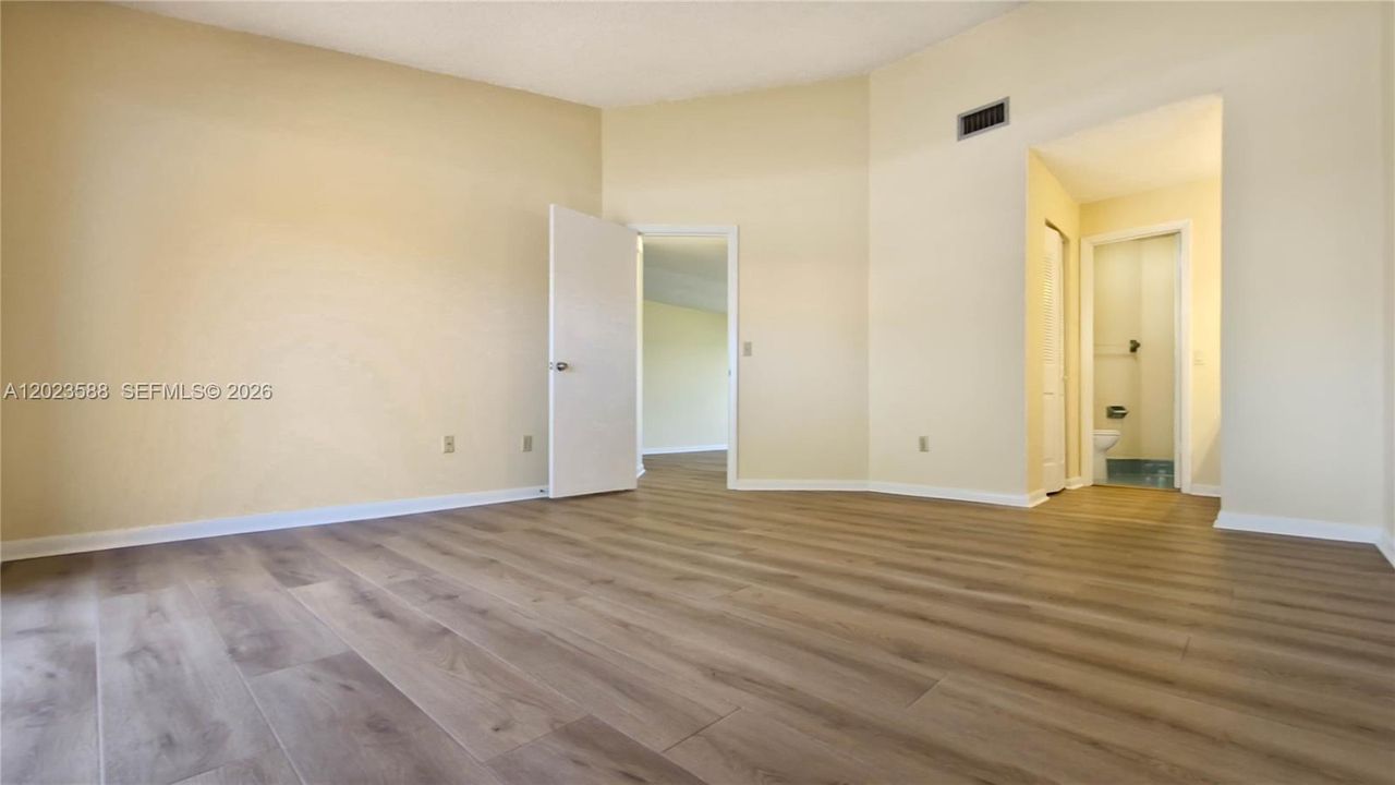 For Sale: $305,000 (1 beds, 1 baths, 846 Square Feet)