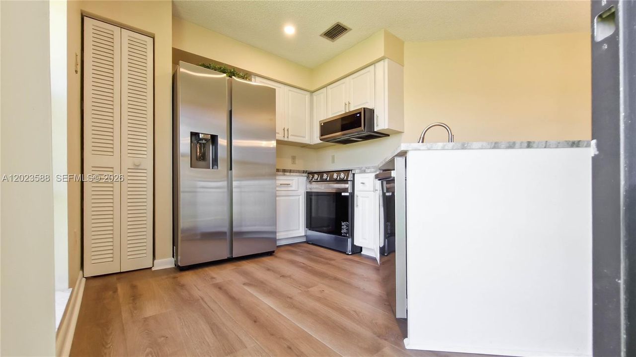 For Sale: $305,000 (1 beds, 1 baths, 846 Square Feet)